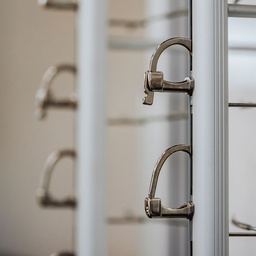 FS display, 2-sided fixed plate with lockable rods