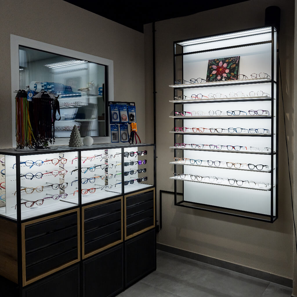 STK wall display with LED shelves, 5 logo holders incl., 930x1530x320 mm