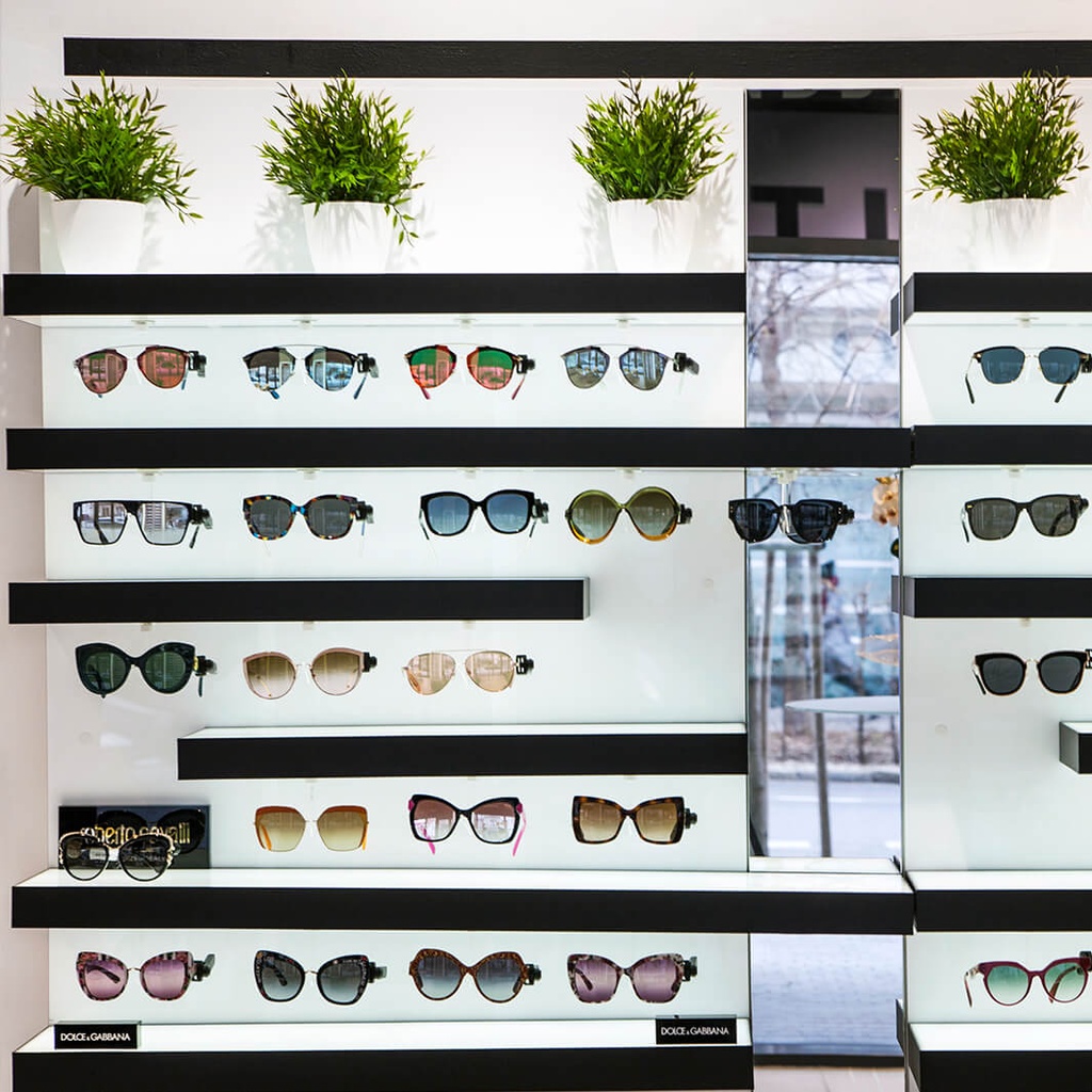 Diverse LED shelf, magnetic bottom
