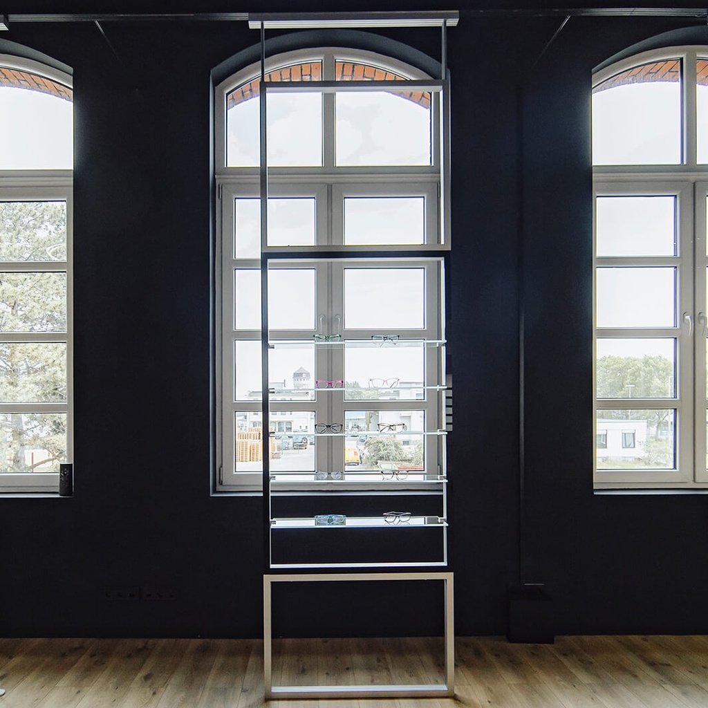 Telescope display, 5 glass shelves, 900x1600-4500 mm