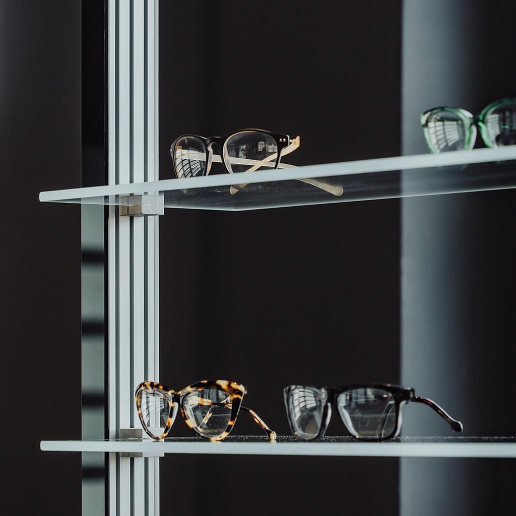 Telescope display, 5 glass shelves, 900x1600-4500 mm