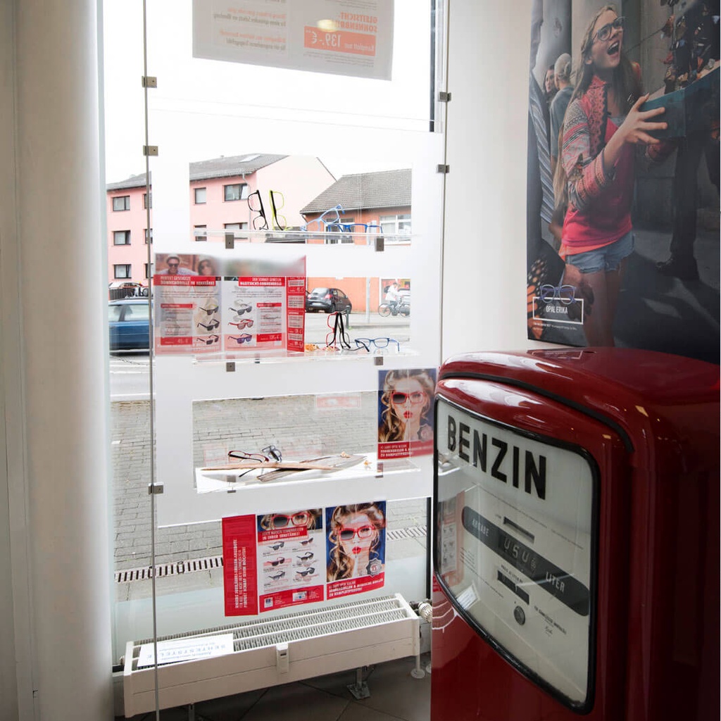 Sky Line display, plate with 3 transparent shelves, acrylic, 900x1600-4500 mm