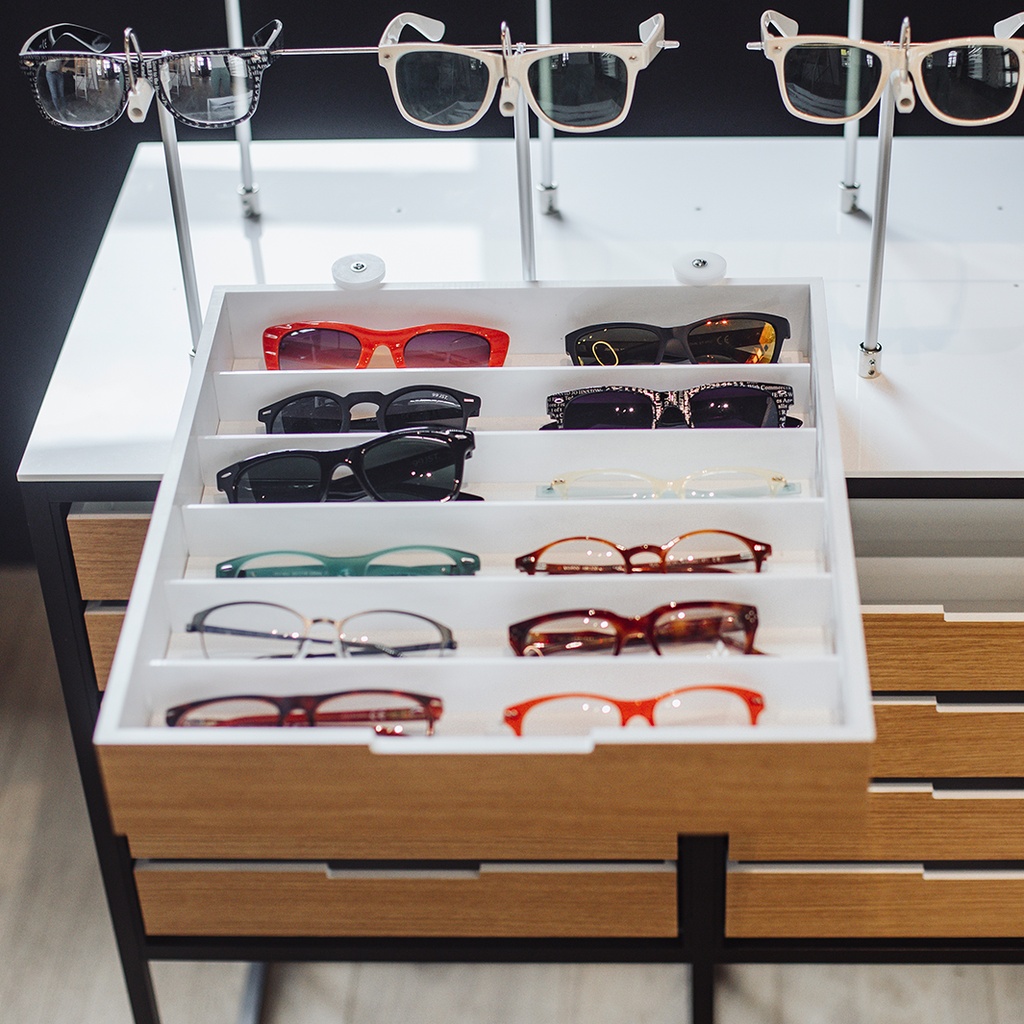 STK display, 8 lockable frame holders, storage, 785x985x400 mm