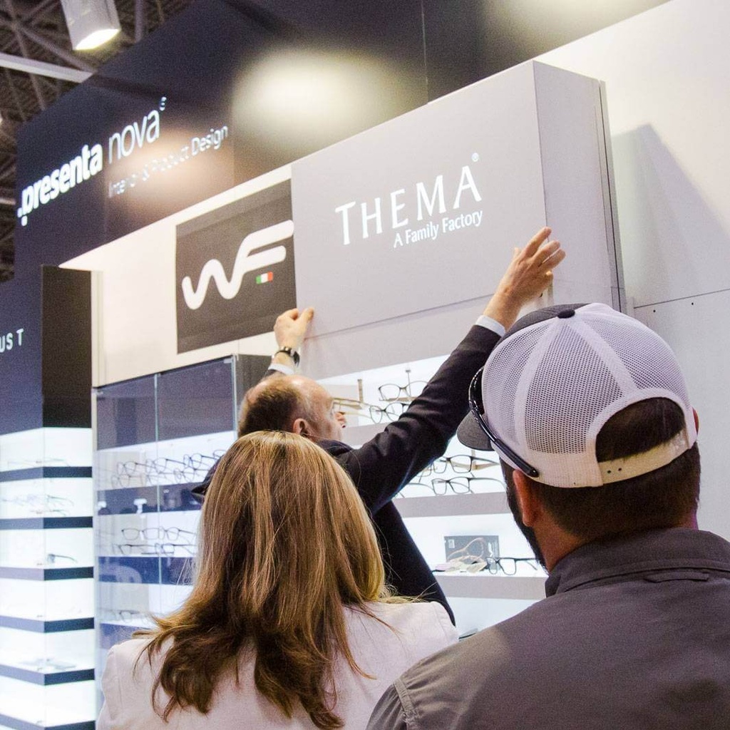 Quadro magnetic front for LED box