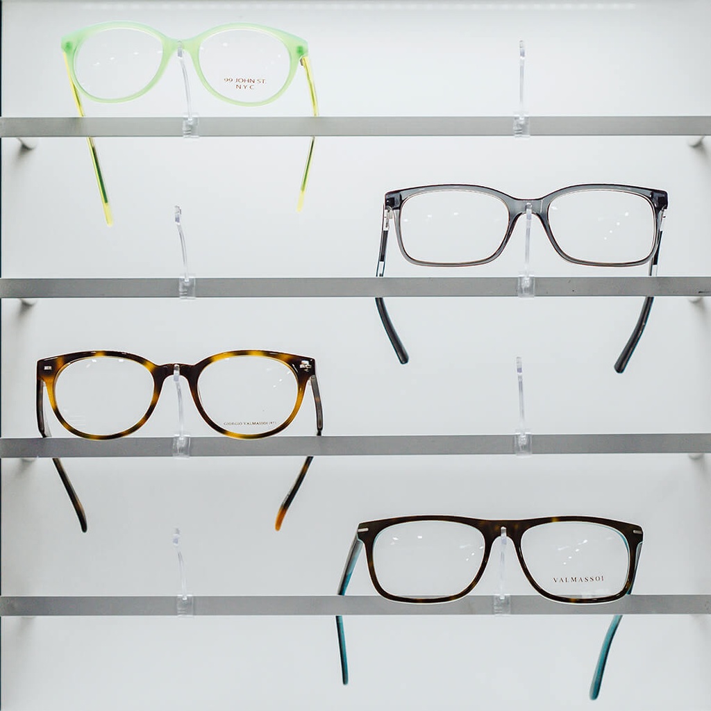 STK wall display with 15 Clear Look bars (75), 930x1530x230 mm