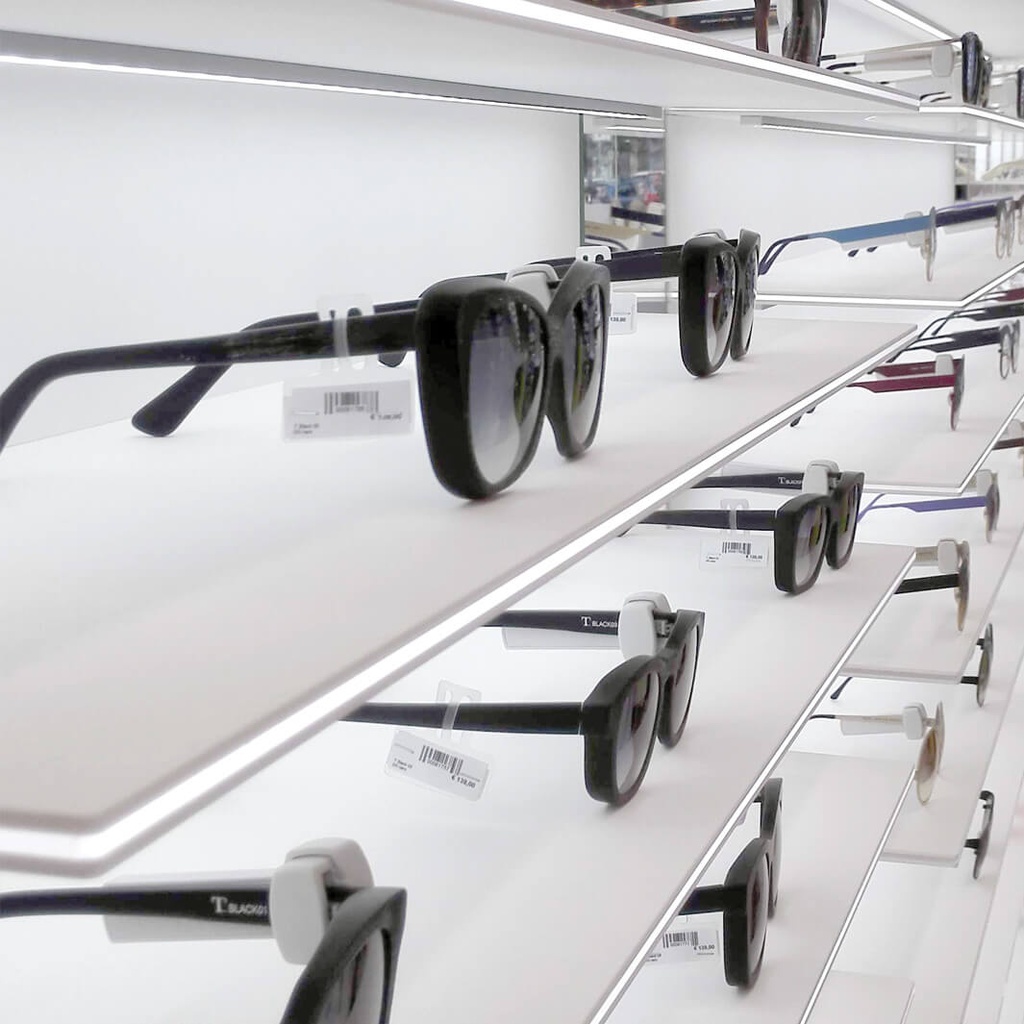 Vivida wall display, 7 LED shelves, acrylic, edge lighting