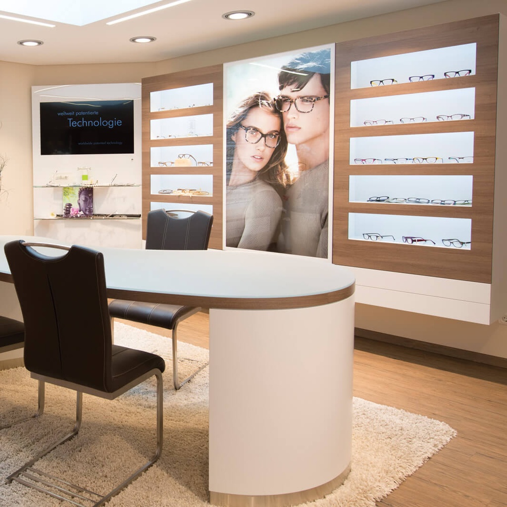 Showcase with 5 shelves