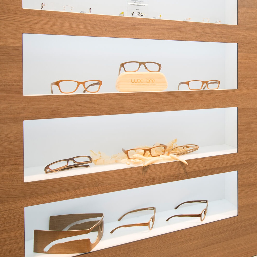 Showcase with 5 shelves