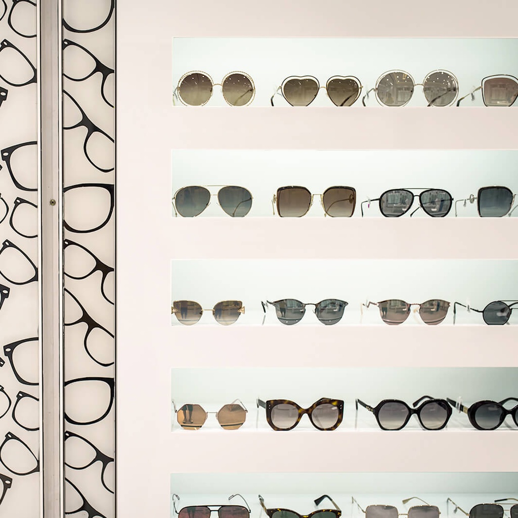 Showcase with 7 shelves