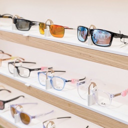 Unilock plate with lockable frame holders, white acrylic