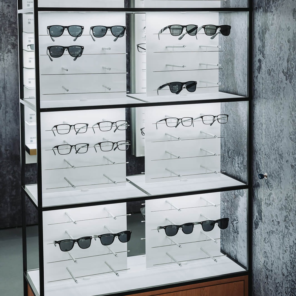 STK Multi Pin FS display, top cap, 128 pins (128), cabinet in oak, 930x2300x400 mm