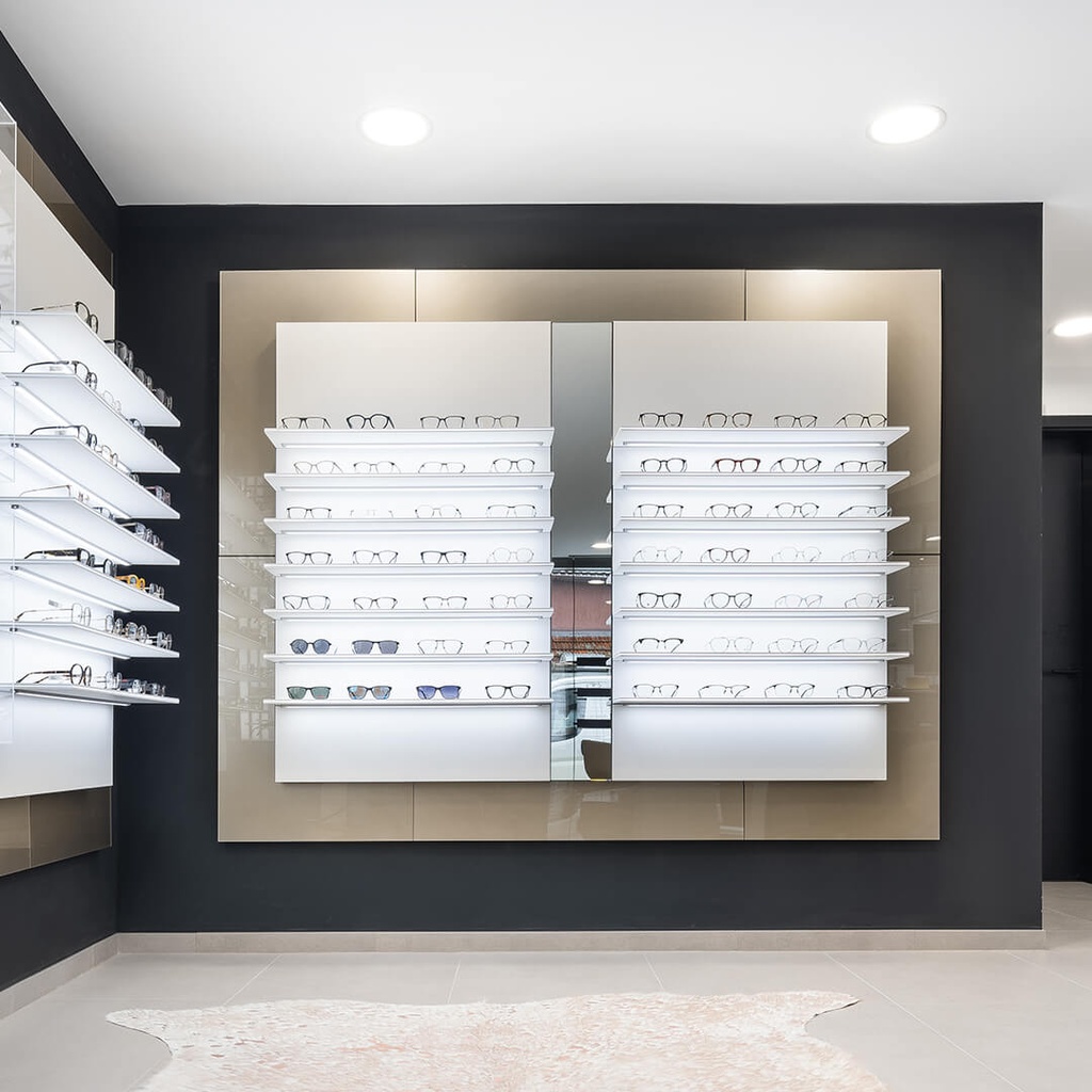 Vivida Single Lock wall display, 7 LED shelves, edge lighting